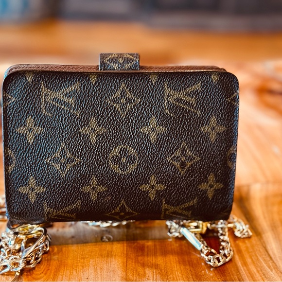 Louis Vuitton Monogram
Canvas Porte
Papier Wallet passport holder repurposed - Picture 4 of 15